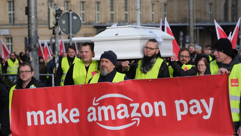 Etwa 200 Beschäftigte des Online- Versandhandels Amazon protestierten am Freitag für bessere Arbeitsbedingungen sowie angemessene Bezahlung in Leipzig.