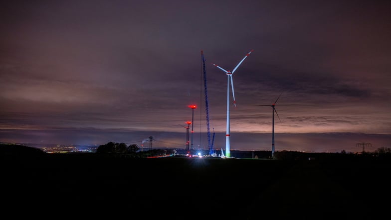 Im ersten Halbjahr wurde das einzige Windrad Sachsen in Königshain-Wiederau installiert.