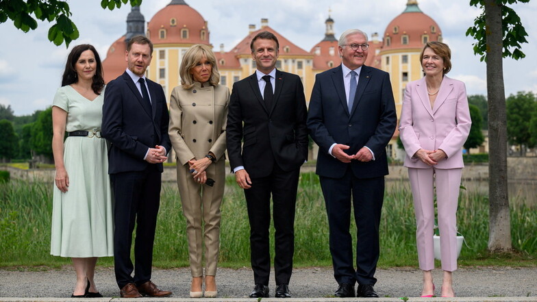 Emmanuel Macron (4.v.l.), seine Frau Brigitte, Bundespräsident Frank-Walter Steinmeier und seine Frau Elke Büdenbender (r), Michael Kretschmer (CDU, 2.v.l.), und seine Ehefrau Annett Hofmann (l) stehen vor dem Schloss Moritzburg.