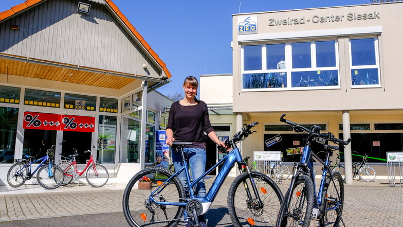 Anne Fuchs vom Zweirad-Center Slesak in Coswig. Sie sagt, dass die Beratung per E-Mail derzeit stattfindet. „Der Kunde trägt seine Vorstellungen vor und wir versenden Fotos mit dem möglichen Angebot an Rädern.“