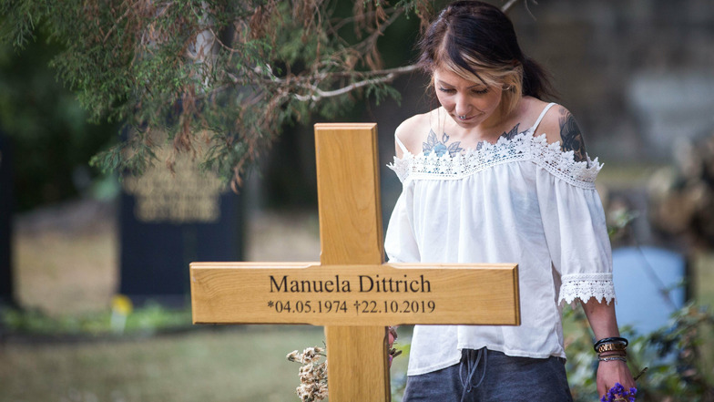 "Hier finde ich Ruhe": Nicole Pankratz ist so oft wie möglich am Grab ihrer Mutter und ihrer Schwester.