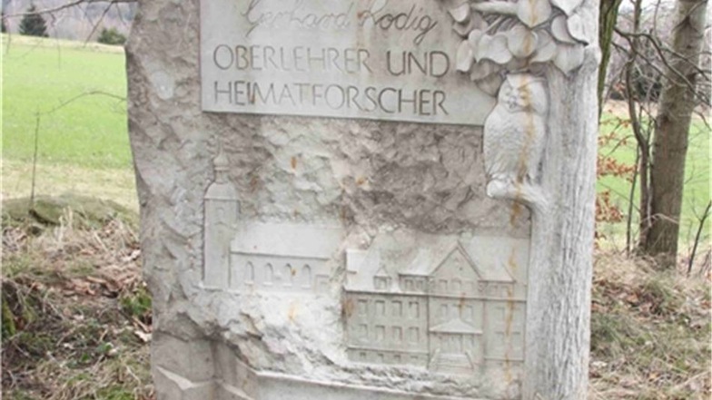 2001 –Der Gedenkstein für Wagners Freund Gerhard Rodig auf dem Oberhofberg in Schmölln entsteht.