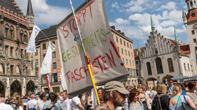 Demonstration dicht zusammen stehender Menschen gegen die Corona-Beschränkungen in München.
