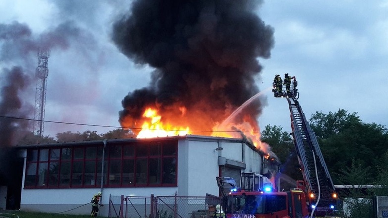 Mächtige Flammen und Rauchwolken kamen am 10. August 2016 aus der Halle an der Straße Zur Alten Elektrowärme in Sörnewitz.