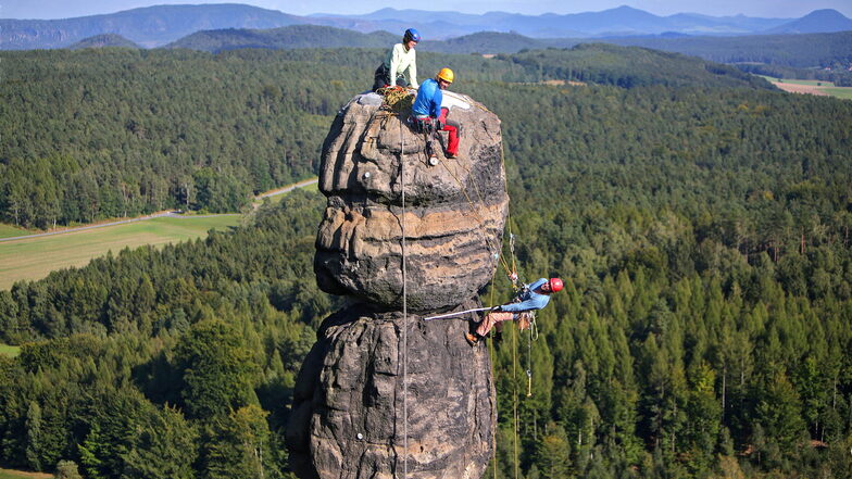 Seltenes Bild: Kletterer auf der Barbarine nahe Pfafendorf. Bergsteigen ist hier eigentlich verboten - mit dieser Ausnahme.