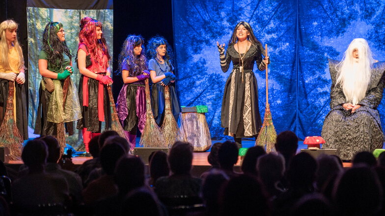Buntes Kostümfest im Kulturschloss: Die Kindergruppe der Spielbühne Großenhain bei der Aufführung ihres Theaterstücks „Hexen hexen“, das im April seine Premiere erlebte.