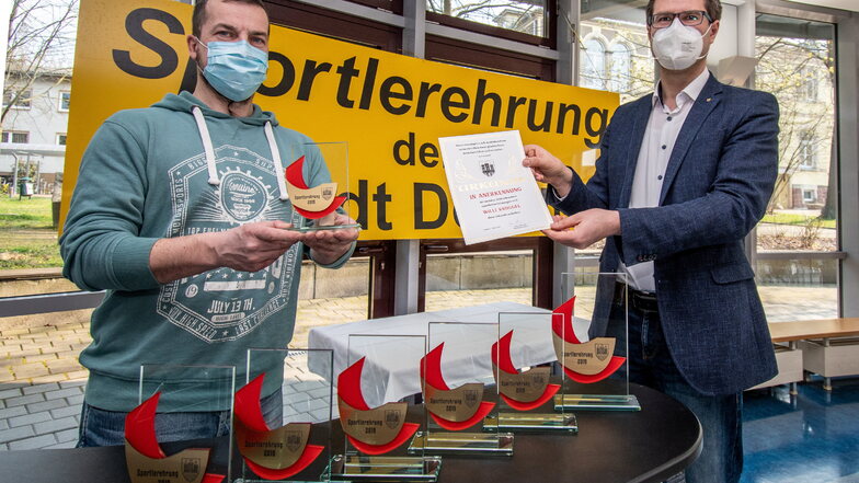 Ralf Kruggel vom Karateverein „Kenbukan“ Döbeln hat von Oberbürgermeister Sven Liebhauser die Auszeichnung für seinen Verein entgegengenommen Sein Sohn Willi Kruggel war 2019 auf Bundesebene erfolgreich in seinem Sport.