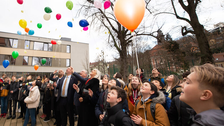 Schüler aus Dresden und Coventry lassen gemeinsam Luftballons steigen. 