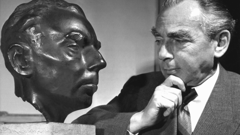 Erich Kästner und sein Ebenbild 1959 - die Bronze-Büste schuf der Bildhauer Frayber.