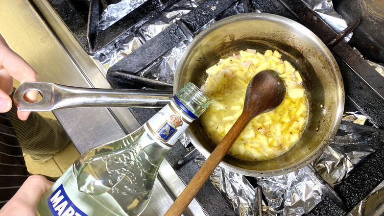 Apfel und Schalotte fein würfeln, andünsten und mit Wein und Wermut reduzieren. Brühe dazu und mit Sahne aufkochen. Darin den Parmesan aufweichen. Alles pürieren und mit Stärke abbinden. Etwas einkochen lassen, damit es sämig wird.
Vor dem Servieren das Ei mit der Soße aufschäumen. 