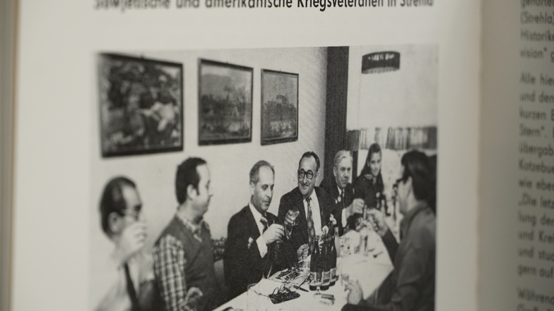 Helmut Kühne in seiner Amtszeit als Strehlaer Bürgermeister (4.v.l., mit Brille) im Oktober 1981 bei einem Freundschaftstreffen mit sowjetischen Kriegsveteranen in der Strehlaer Stadtparkgaststätte.
