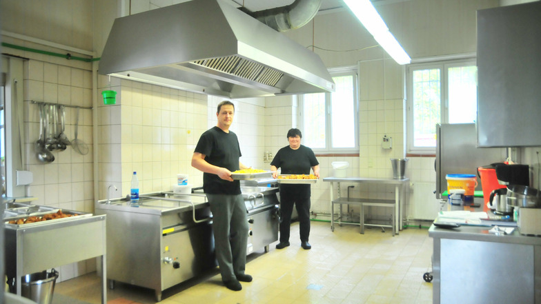 Die Schulküche in der Grundschule Kalkreuth (hier Petra Damme und Heiko Laubstein) wird seit 13. Juli modernisiert. Doch künftig soll sie nur noch für die Schulen und Kindereinrichtungen kochen.
