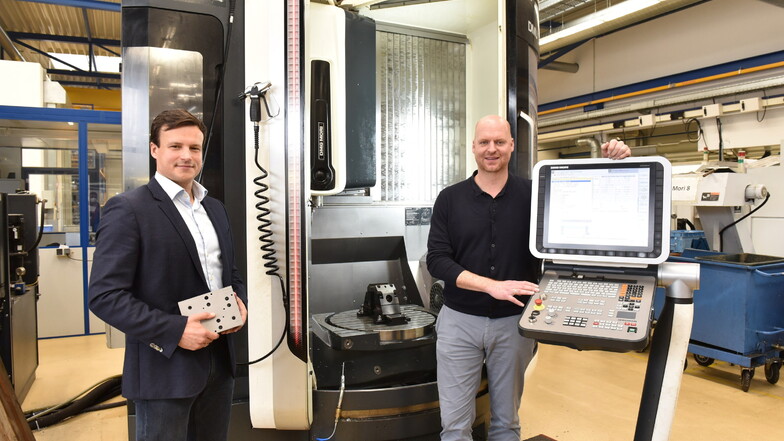 Jakub Kleinschmidt (li.) und Christoph Herbrig, die beiden Geschäftsführer, stehen an einem der modernen Fünf-Achs-Anlagen ihres Unternehmens in Höckendorf.