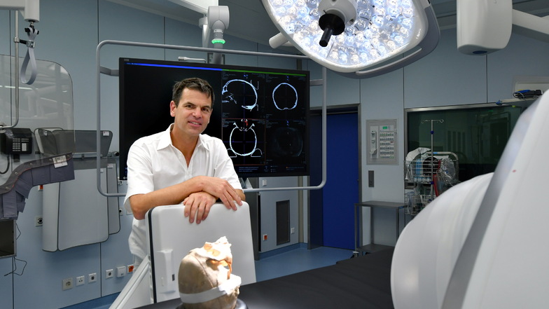 Der Chef der Neurochirurgie am Städtischen Klinikum, Florian Stockhammer, hat bereits die ersten Patienten im neuen Hybrid-OP operiert.