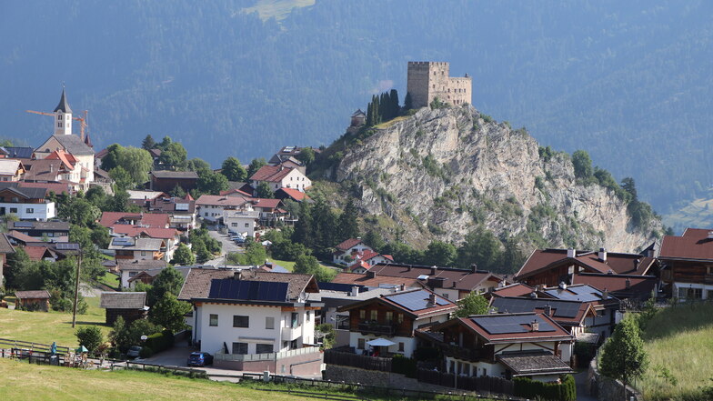 Hoch oben auf dem Schieferfelsen mit den Klettersteigen thront die Burg Laudeck im kleinen Dörfchen Ladis.