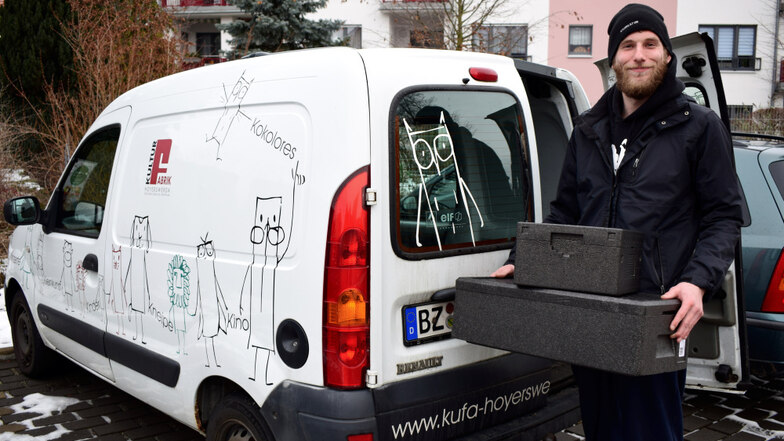 Für die Fahrten nutzt Toni Züchner das Auto der KulturFabrik. Die Speisen werden isoliert in Boxen und sicher im Kofferraum verstaut.