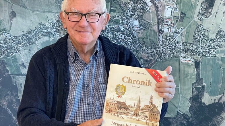 Dr. Gerhard Brendler hat nach fünf Jahren die Chronik von Neustadt fertig. Ein gewichtiges Werk.