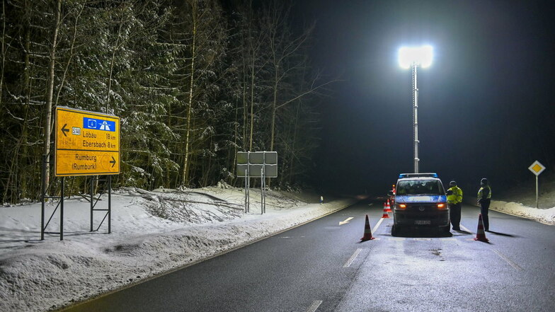 An der S148 bei Seifhennersdorf und Neugersdorf haben Bundespolizisten noch in der Nacht zum Sonntag einen Kontrollposten eingerichtet.