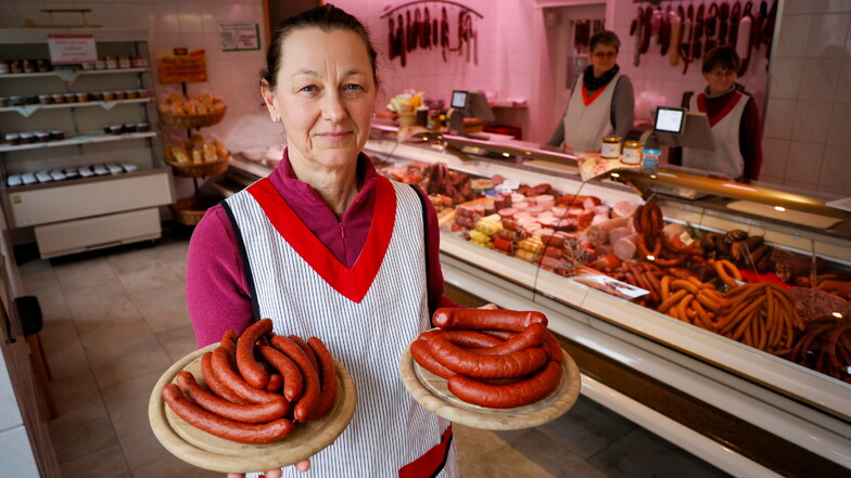 Ina Hanuschke hält in den beiden Geschäften der Fleischerei Hanuschke in Königsbrück die Fäden zusammen. Auch Original Kamenzer Würstchen gibt es dort.