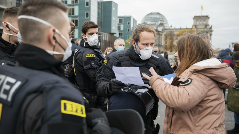 Ich brauche keine Maske, ich habe ein Attest: Polizisten haben immer häufiger mit falschen oder ungenauen Attesten zu tun. Sie kontrollieren bei Demonstrationen – wie hier am Mittwoch in Berlin –, aber auch verstärkt im Alltag.