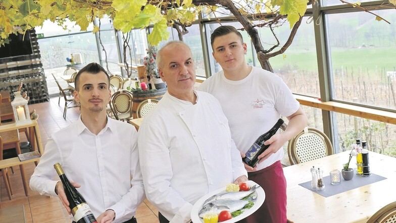 Das neue Team in Golk: Chef Berat Ziberi (links) dessen Vater Selo (Mitte) und Bruder Shesit. Seit Mitte August betreibt die Familie die traditionsreiche Gaststätte, die nun den Zusatz „Bella Vista“ trägt.