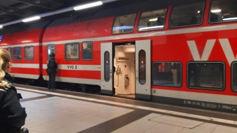 Großeinsatz am Flughafen Dresden: Mann mit Messer in S-Bahn überwältigt