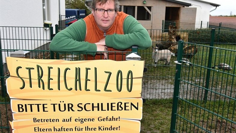 Markus Weinert ist der Inhaber des Sonnenhofs in Ossig und so etwas wie der menschlicher Ziehvater von Friedel. Der Mini-Keiler ist eine der Attraktionen im Streichelzoo.