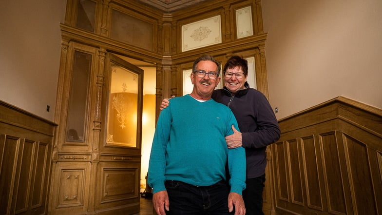 Die Bauherren Beate und Rainer Kampmann stehen im Eingangsbereich ihres Hauses, Emmerichstraße 56, in Görlitz. Hier konnten Fachleute viele Details originalgetreu aufarbeiten.