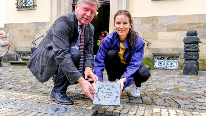 Zur Tradition des Couragepreises gehört es, dass vor dem Radebeuler Rathaus Steine mit den Namen der Preisträger verlegt werden. Radebeuls OB Bert Wendsche konnte vor zwei Jahren dazu Marta Siciarek persönlich begrüßen.