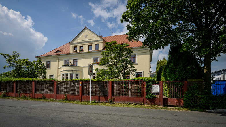 Mieter im Haus Rosa-Luxemburg-Straße 2 in Görlitz werden noch immer von Freiern belästigt. Offenbar hat es sich noch nicht herumgesprochen, dass dort kein Sextreff mehr ist.