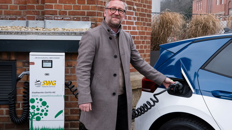 Uwe Köhler, Geschäftsführer der Landskron Brauerei Görlitz, schließt das erste Elektro-Auto der Unternehmensflotte an die neue E-Tankstelle auf dem Hof der Brauerei an.