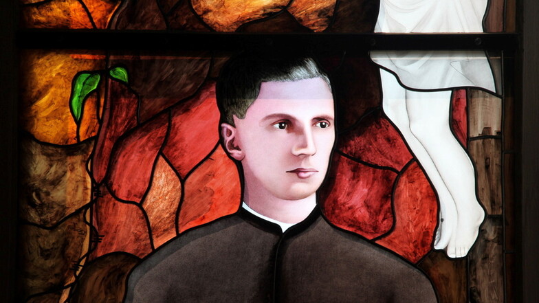 In einem Kirchenfenster in Radibor verewigt: der sorbische Priester Alois Andritzki, der 1914 in Radibor geboren, 1943 im KZ Dachau ermordet und 2011 von der katholischen Kirche seliggesprochen wurde.