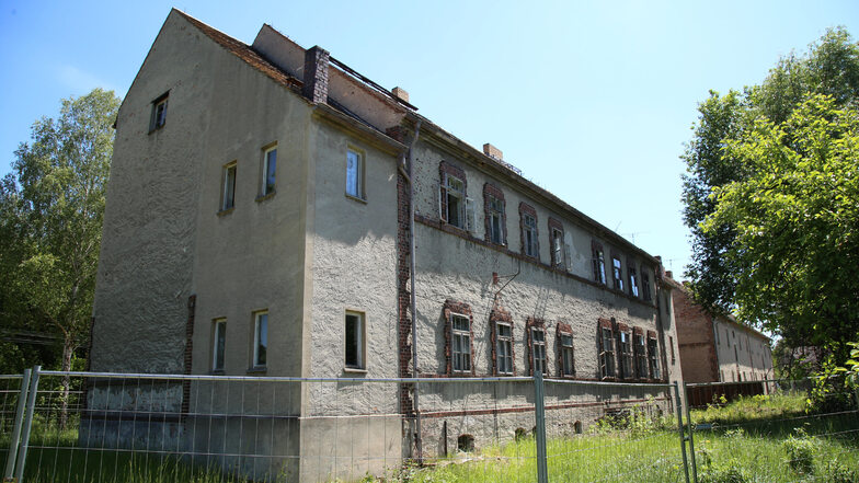 Kodersdorf Bahnhof verliert seine schlimmsten Schandflecke: Ab Montag werden drei große leer stehende Wohnblöcke an den Bahnschienen abgerissen.