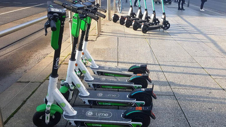 E-Scooter stehen in Dresden, noch ohne Blinker. Das könnte sich möglicherweise künftig ändern.