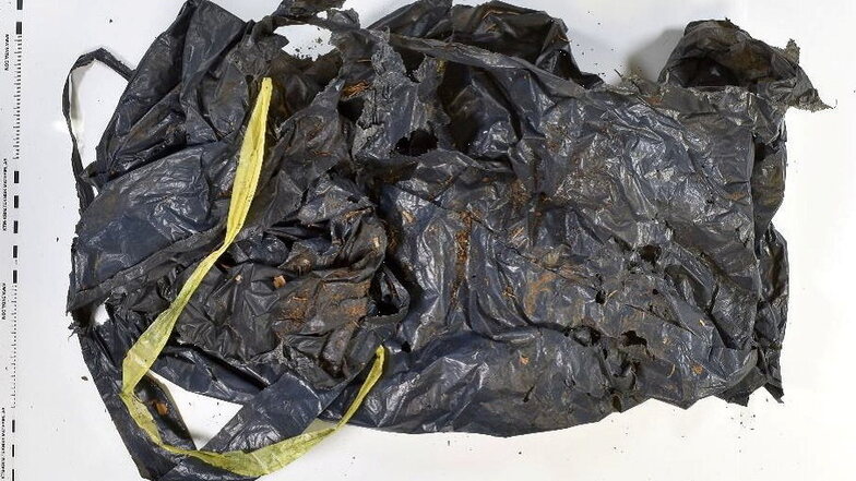 Dieser schwarze Müllbeutel wurde bei dem toten Kind gefunden und ist einer der Gegenstände, die bei dem Zeugenaufruf helfen sollen.