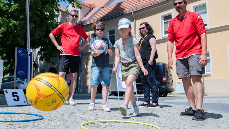 Der Vereinswettkampf fand im Vorjahr zum Stadtfest statt. Um den Kirchplatz herum luden die Vereine ein, wie hier der SV Motor Großenhain e.V. mit Faustball.