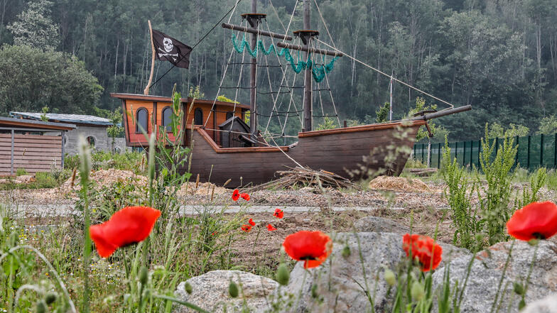 Das Piratenschiff ist das Erkennungssymbol des Campingplatzes. Gleich daneben soll noch ein Leuchtturm entstehen - zum Lotsen der Gäste.