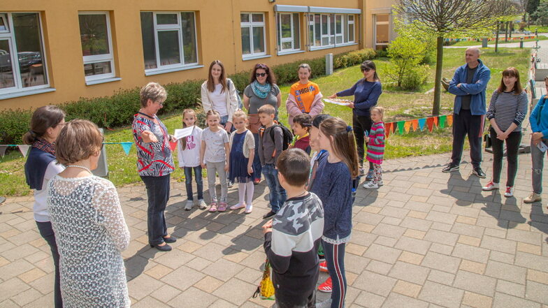 Die Grundschule Niesky führt auch eine DAZ-Klasse für ukrainische Kinder. Hier bei der Begrüßung im Mai vergangenen Jahres durch die Schulleiterin und Oberbürgermeisterin.