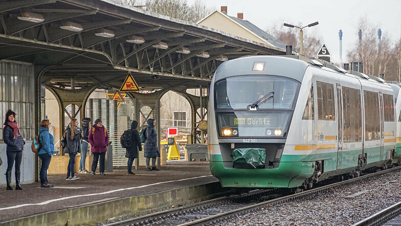 Ein Trilex-Zug fährt in Bischofswerda auf dem Bahnhof ein.