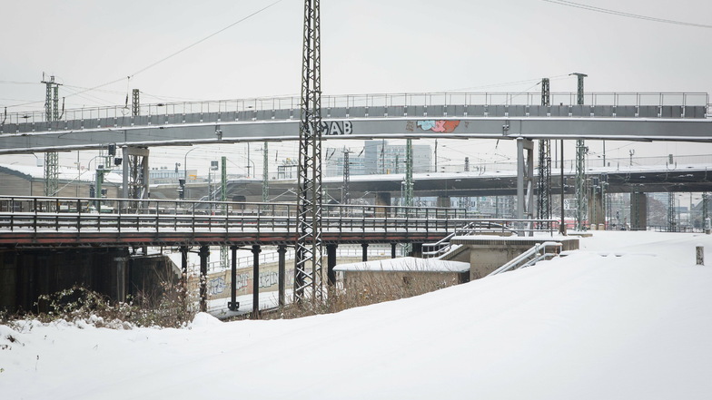 Ganz oben ist die Falkenbrücke mit ihren Fernwärmeleitungen zu sehen, die unweit des Hauptbahnhofs steht. Da die Gleisanlage erneuert wird, muss auch die SachsenEnergie handeln.