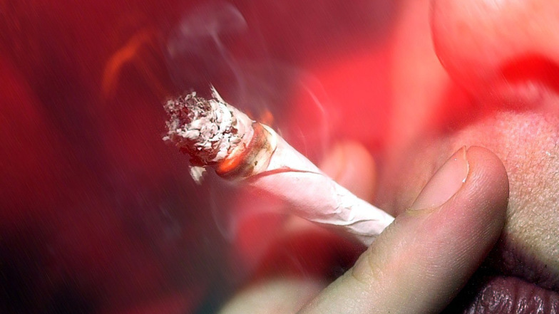 Während die Polizei ihre Wohnung durchsuchte, rauchte eine Dresdnerin eine Rauschgiftzigarette.