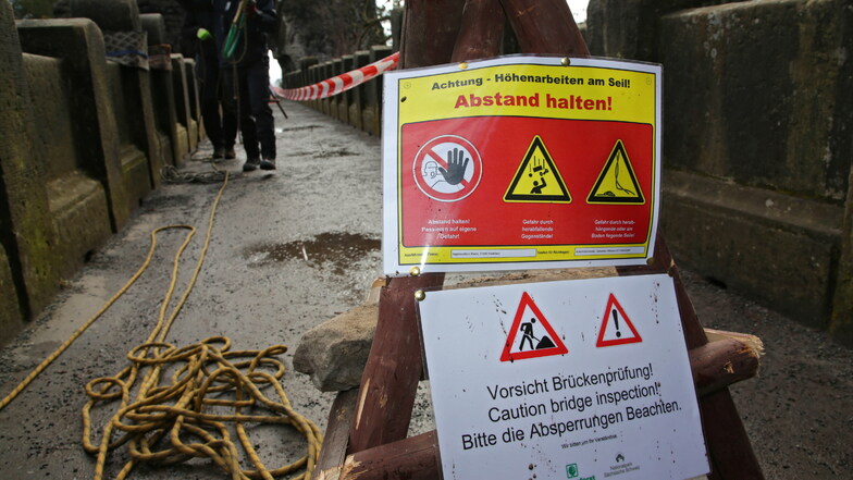 Vorsicht Brückenprüfung: Die Basteibrücke wurde für die Arbeiten halbseitig gesperrt.