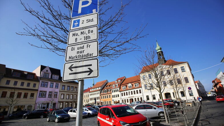 Radeberger Markt: Pylonen trennen künftig Händler und Parkplätze