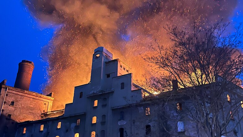 Großbrand in früherer Malzfabrik in Dresden flammt wieder auf - Warnung vor Rauch