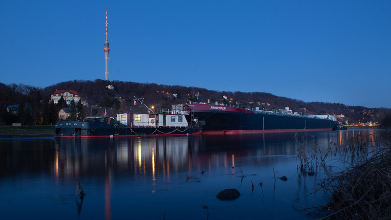 Ein ungewöhnlicher Blick bietet sich am Montagabend zu Füßen des Wachwitzer Elbhangs. Ein besonderer Schiffstransport ankert auf seiner Fahrt nach Hamburg am Tolkewitzer Elbufer.