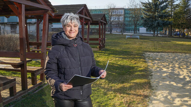 Noch steht Neukirchs Bauamtsleiterin Cornelia Würz-Lehmann auf der grünen Wiese der Oberschule. Bis zum nächsten Jahr soll das Außengelände mit Ruhe-, Sport- und Freizeitanlagen neu gestaltet werden.