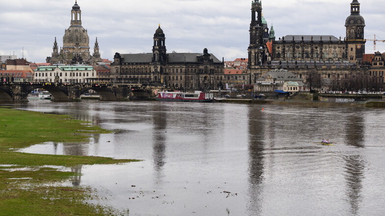 Voll, aber nicht zu voll: Blick auf die Elbe in der vergangenen Woche. Jetzt gibt es Entwarnung, die Pegelstände sinken..