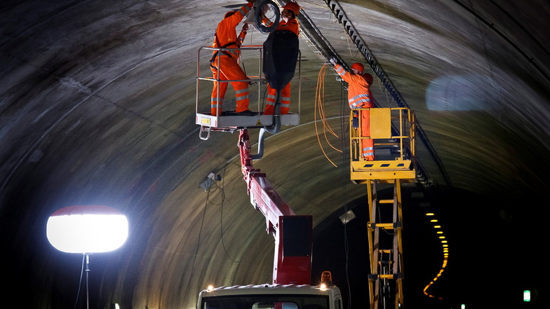 Reparaturarbeiten im A4-Tunnel. Auch die Reinigung steht regelmäßig an.