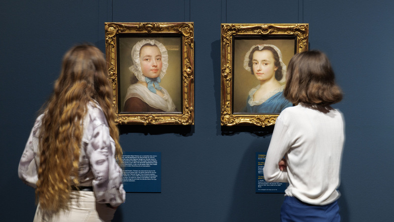 Theresa Concordia (1725– 1806, linkes Bild) und ihre jüngere Schwester Juliane Charlotte Mengs waren begabte Pastellmalerinnen. In der Ausstellung „Aus dem Schatten“ sind diese Porträts der Schwestern zu sehen. Theresa hat sie gemalt.
