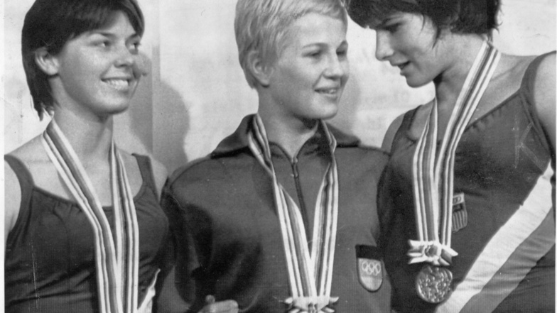 Bei den Olympischen Sommerspielen in Tokio 1964 gewinnt Ingrid Engel-Krämer (M./später Gulbin) die Goldmedaille im Wasserspringen. Nach der feierlichen Siegerehrung unterhält sie sich auf dem Podium mit Jeanne Collier (l./Silber, USA) und Mary Willard (Br
